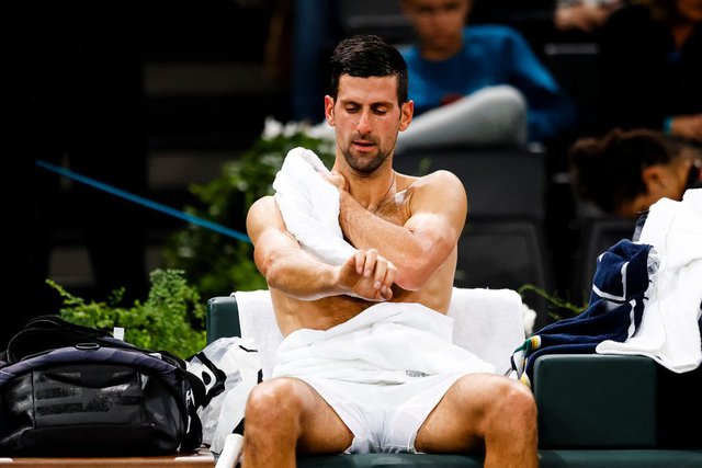 Djokovic thắng trận thứ 11 liên tiếp, vào tứ kết Paris Masters - Ảnh 5. Djokovic thắng trận thứ 11 liên tiếp, vào tứ kết Paris Masters - Ảnh 5.