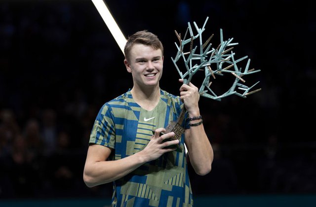 Djokovic thua tay vợt tuổi teen ở chung kết Paris Masters - Ảnh 9.