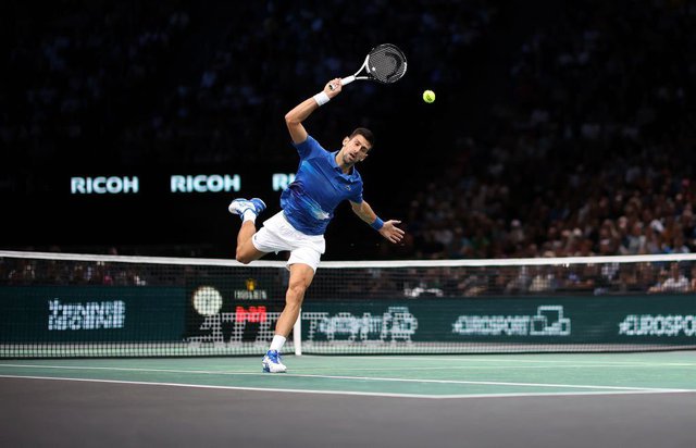 Djokovic thắng trận thứ 11 liên tiếp, vào tứ kết Paris Masters - Ảnh 4. Djokovic thắng trận thứ 11 liên tiếp, vào tứ kết Paris Masters - Ảnh 4.