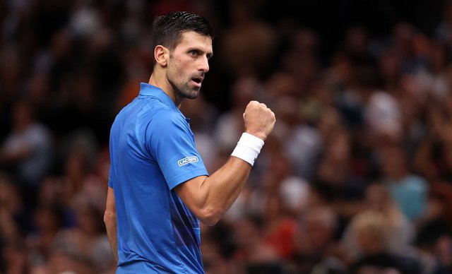 Djokovic thắng trận thứ 11 liên tiếp, vào tứ kết Paris Masters - Ảnh 7. Djokovic thắng trận thứ 11 liên tiếp, vào tứ kết Paris Masters - Ảnh 7.