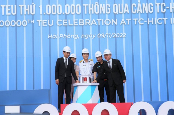 Cảng nước sâu duy nhất ở miền Bắc đón teu thứ 1 triệu