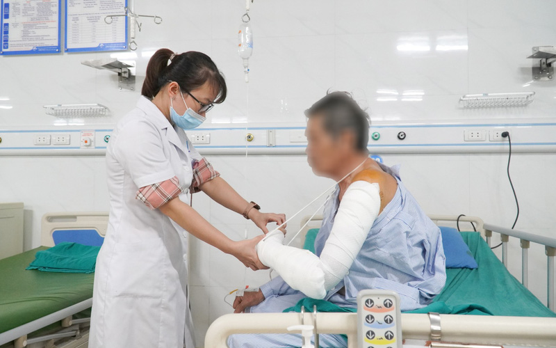 Cụ ông nhập viện với vết thương chằng chịt do bị chó nhà tấn công