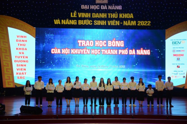 Kỳ vọng sinh viên thủ khoa là ‘hải đăng