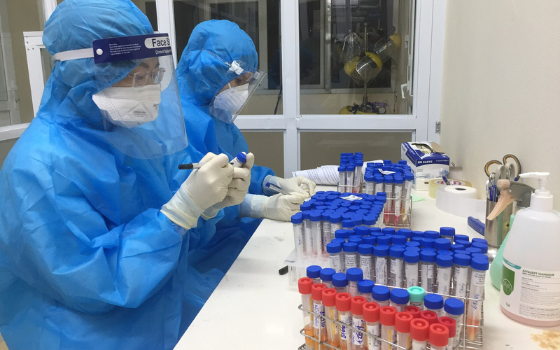 Ngày 3/11: Thêm 819 ca mắc COVID-19 mới, 56 bệnh nhân nặng đang thở oxy