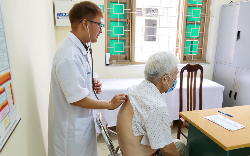 Nguy cơ viêm phổi trở nặng ở người cao tuổi trong thời tiết giao mùa