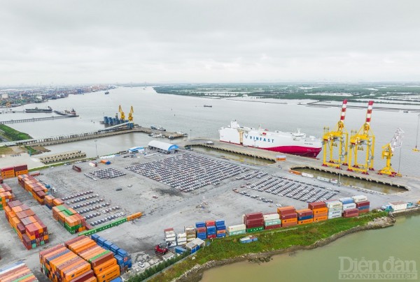 VinFast xuất khẩu lô xe điện VF 8 đầu tiên ra thế giới