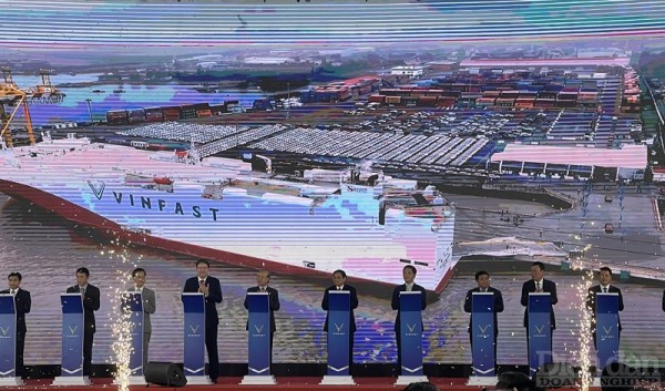 VinFast xuất khẩu lô xe điện VF 8 đầu tiên ra thế giới