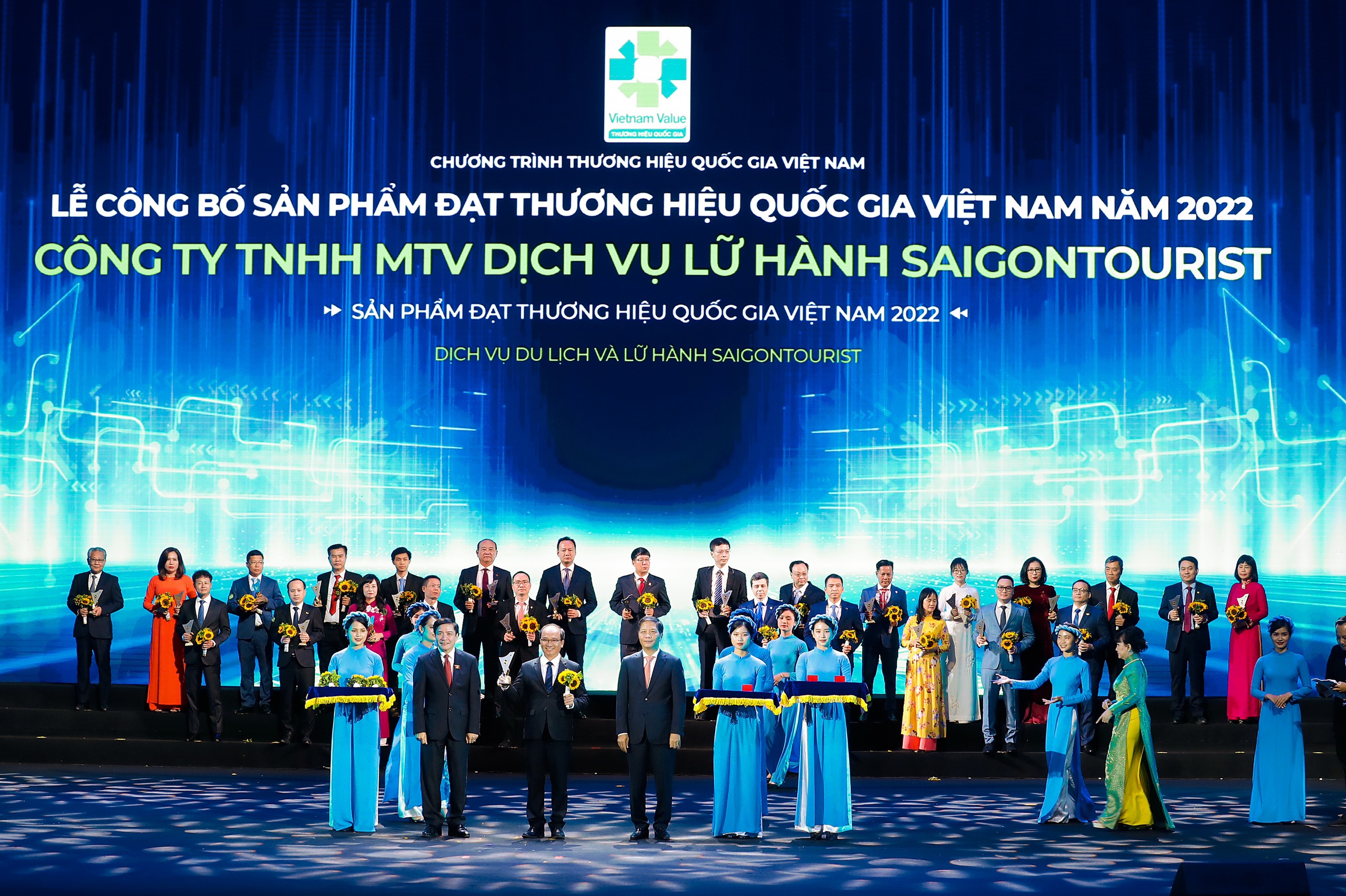 cong-ty-dich-vu-lu-hanh-saigontouirst-vinh-du-don-nhan-bieu-trung-thuong-hieu-quoc-gia-lan-thu-8