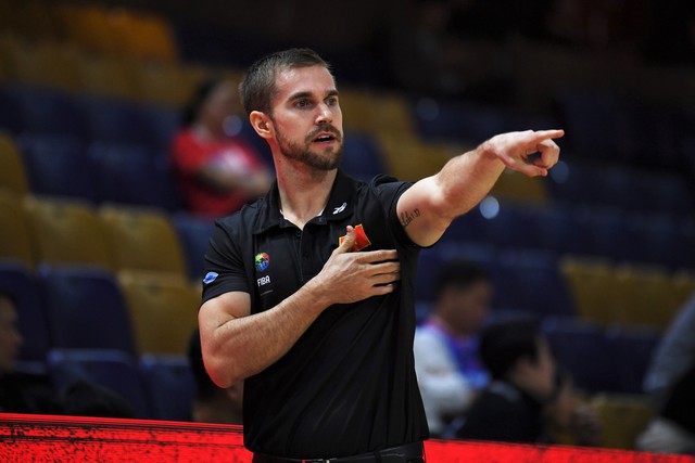 &quot;Chúa nhẫn&quot; Phú Vinh tự tin trả lời phỏng vấn tiếng Anh sau màn trình diễn MVP tại sơ loại cúp châu Á 2025 - Ảnh 3.