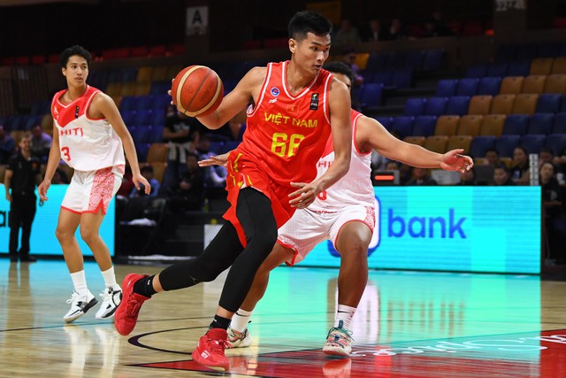 &quot;Chúa nhẫn&quot; Phú Vinh tự tin trả lời phỏng vấn tiếng Anh sau màn trình diễn MVP tại sơ loại cúp châu Á 2025 - Ảnh 2.