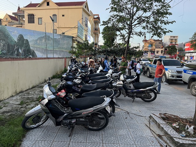 Quảng Bình: Bắt hàng chục trường hợp học sinh đi xe mô tô đến trường - Ảnh 3.
