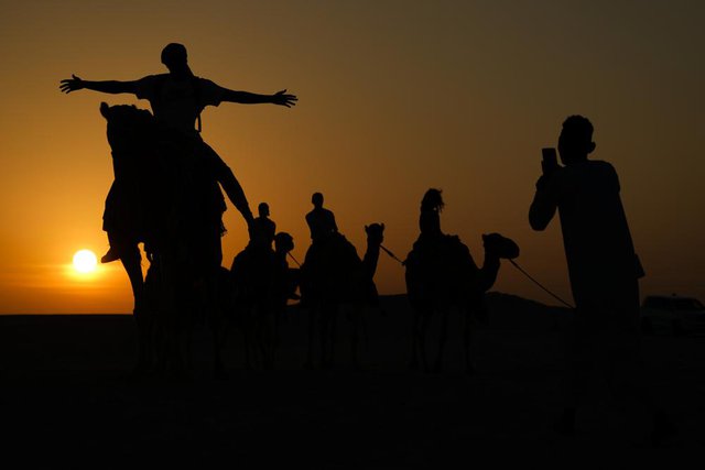 Cưỡi lạc đà trên đồi cát: Du khách trải nghiệm thích thú ở Qatar vào mùa World Cup - Ảnh 2.