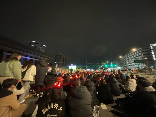 Loạt khoảnh khắc người dân Hàn Quốc xem World Cup 2022 giữa thời tiết dưới 0 độ C - Ảnh 4.