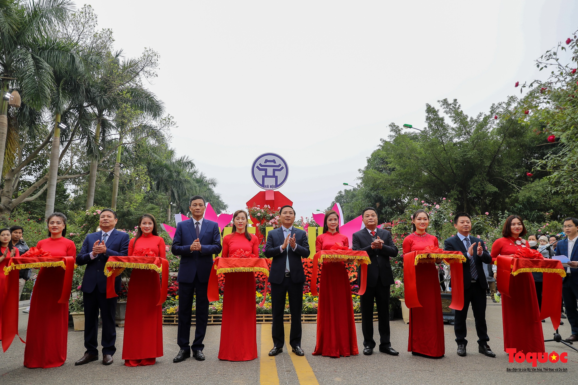 Khai mạc Lễ hội hoa và Festival nông sản, sản phẩm OCOP tại huyện Mê Linh - Ảnh 2.