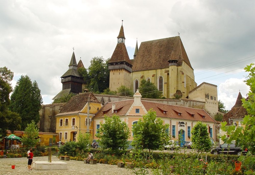 Ngôi làng 300 năm mới có 1 vụ ly hôn, hỏi ra mới biết là nhờ "nhà tù hôn nhân" chuyên giải hòa kỳ lạ như thế này - Ảnh 2.