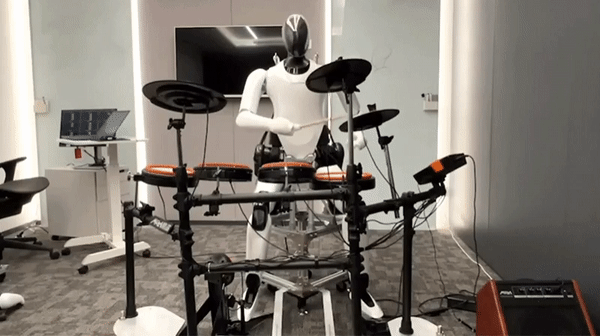 Người máy của Xiaomi thể hiện kỹ năng đánh trống - Ảnh 1.