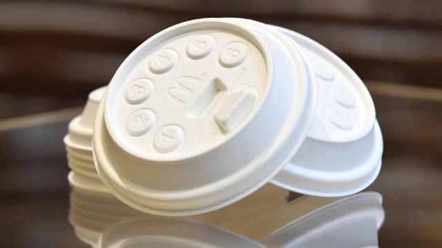 Pháp cấm dùng đồ đựng một lần, người dùng chật vật làm quen với bát sứ và cốc thủy tinh - Ảnh 1.