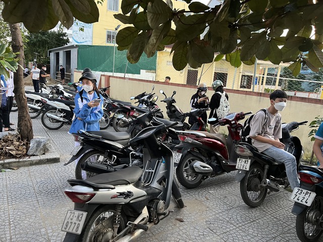 Quảng Bình: Bắt hàng chục trường hợp học sinh đi xe mô tô đến trường - Ảnh 1.