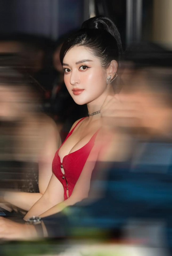 Á hậu Huyền My nóng bỏng với sắc đỏ