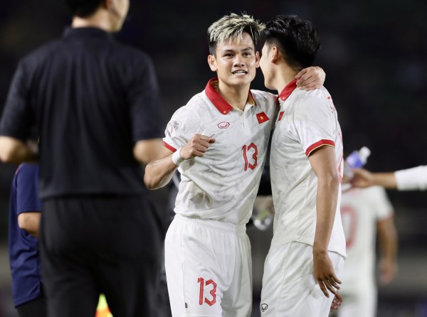 AFF Cup 2022 : Đôi cánh Văn Hậu - Tấn Tài chói sáng, thầy Park mỉm cười hài lòng