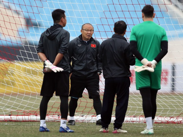 AFF Cup 2022: Hồi hộp chờ thầy Park so tài cao thấp với HLV Kim Pan-gon
