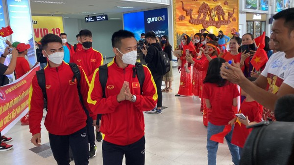 AFF Cup 2022: Tuyển Việt Nam đến Lào an toàn, người hâm mộ hồ hởi chào đón