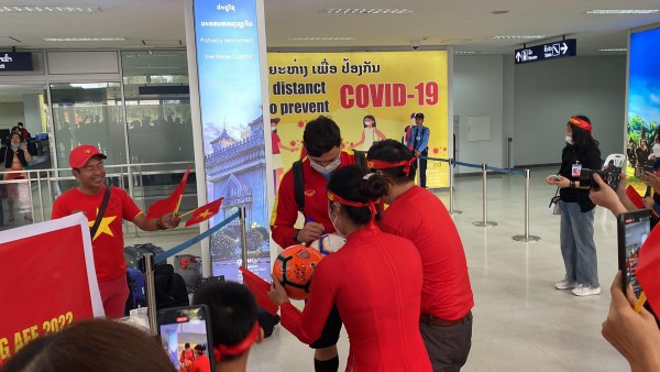 AFF Cup 2022: Tuyển Việt Nam đến Lào an toàn, người hâm mộ hồ hởi chào đón