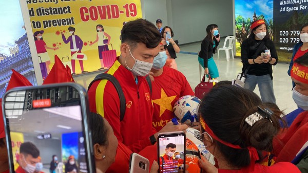 AFF Cup 2022: Tuyển Việt Nam đến Lào an toàn, người hâm mộ hồ hởi chào đón