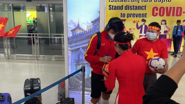 AFF Cup 2022: Tuyển Việt Nam đến Lào an toàn, người hâm mộ hồ hởi chào đón