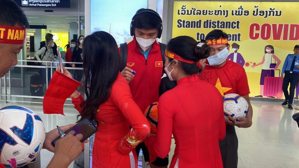 AFF Cup 2022: Tuyển Việt Nam đến Lào an toàn, người hâm mộ hồ hởi chào đón