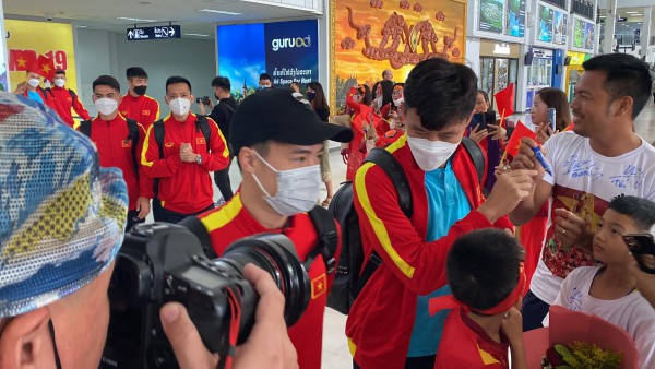 AFF Cup 2022: Tuyển Việt Nam đến Lào an toàn, người hâm mộ hồ hởi chào đón