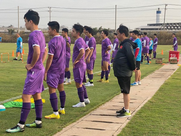 AFF Cup 2022: Tuyển Việt Nam tập trên sân mới xây tại Lào, thầy Park ưu tư