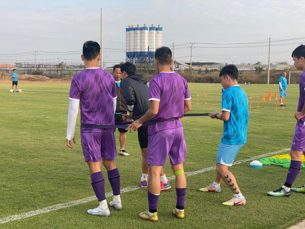 AFF Cup 2022: Tuyển Việt Nam tập trên sân mới xây tại Lào, thầy Park ưu tư
