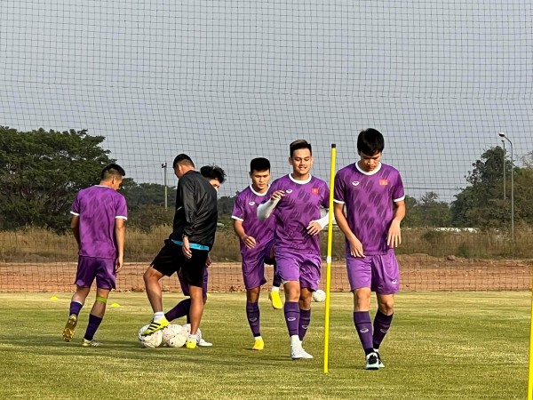 AFF Cup 2022: Tuyển Việt Nam tập trên sân mới xây tại Lào, thầy Park ưu tư