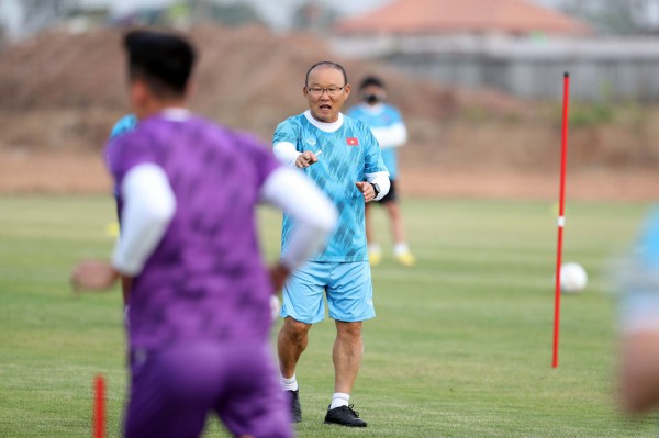 AFF Cup 2022: Tuyển Việt Nam tập trên sân mới xây tại Lào, thầy Park ưu tư
