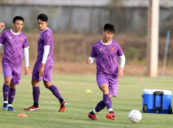 AFF Cup 2022: Tuyển Việt Nam tập trên sân mới xây tại Lào, thầy Park ưu tư