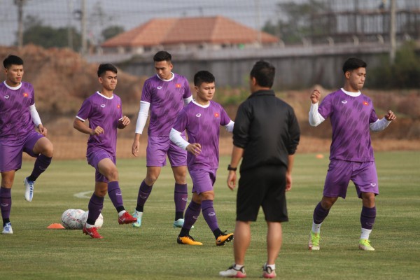 AFF Cup 2022: Tuyển Việt Nam tập trên sân mới xây tại Lào, thầy Park ưu tư