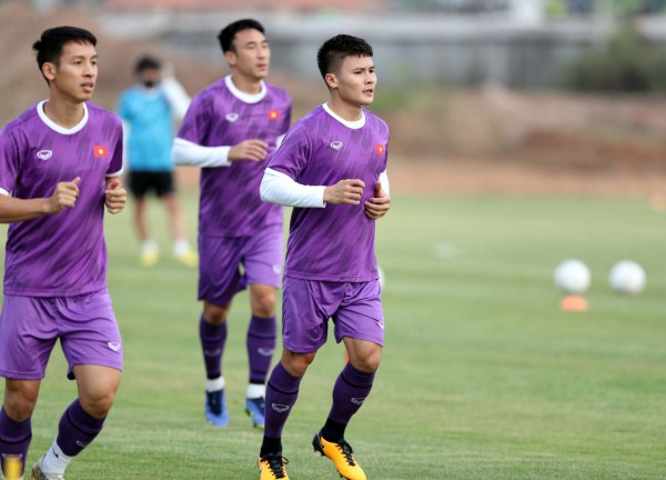 AFF Cup 2022: Tuyển Việt Nam tập trên sân mới xây tại Lào, thầy Park ưu tư