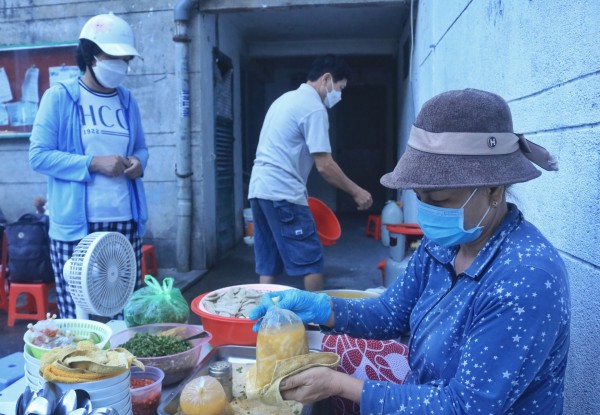 Bánh canh thương mến 25.000 đồng/tô: Bà chủ người Huế 