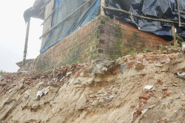 Bình Định: Biển ăn sâu vào đất liền 40 m, dân lo sợ phải di dời