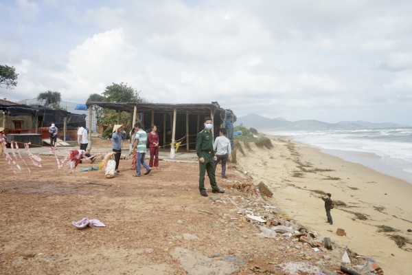 Bình Định: Biển ăn sâu vào đất liền 40 m, dân lo sợ phải di dời