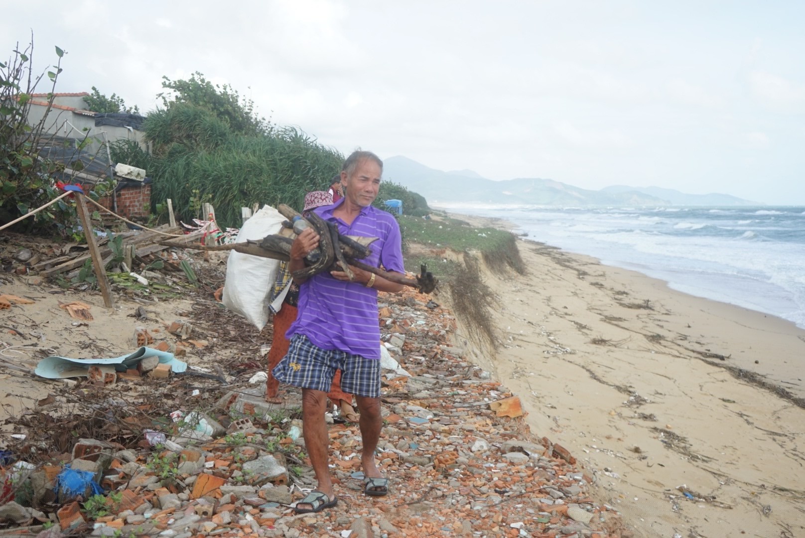 Bình Định: Biển ăn sâu vào đất liền 40 m, dân lo sợ phải di dời