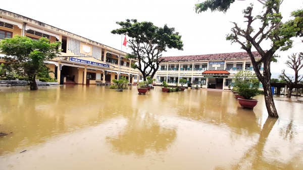 Bình Định: Ngập lụt vùng hạ lưu sông Kôn, hàng trăm học sinh nghỉ học Bình Định: Ngập lụt vùng hạ lưu sông Kôn, hàng trăm học sinh nghỉ học