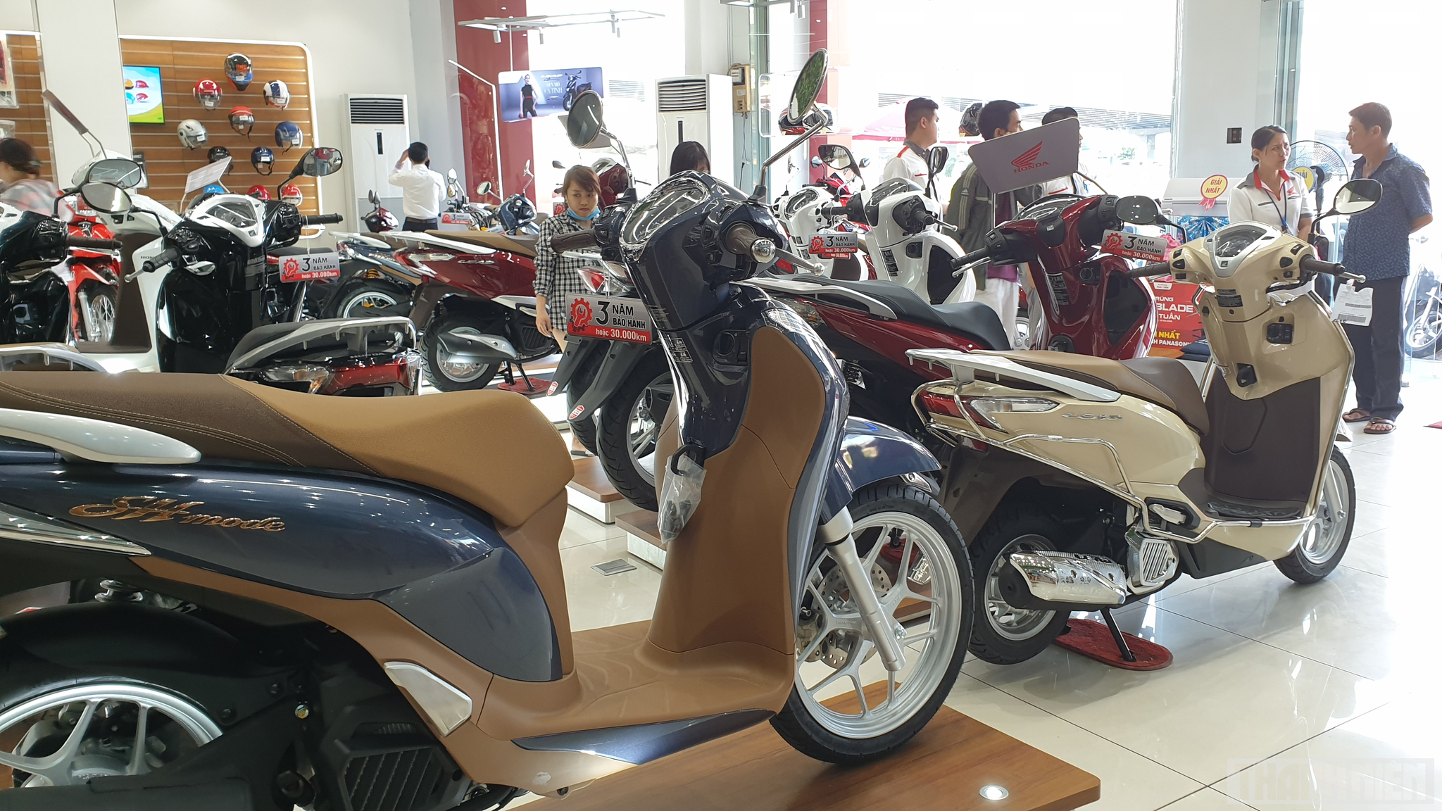 Bình ổn giá, Honda Vision hút khách, doanh số xe máy vẫn sụt giảm