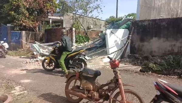 Bình Phước: Điều tra thanh niên dùng xe cuốc phá sập 2 căn nhà dân Bình Phước: Điều tra thanh niên dùng xe cuốc phá sập 2 căn nhà dân