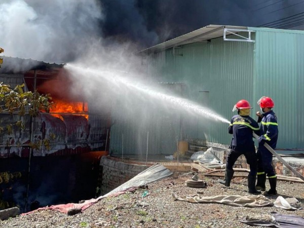 Bình Phước: Sau tiếng nổ lớn, kho chứa phế liệu trên quốc lộ 13 cháy rụi Bình Phước: Sau tiếng nổ lớn, kho chứa phế liệu trên quốc lộ 13 cháy rụi