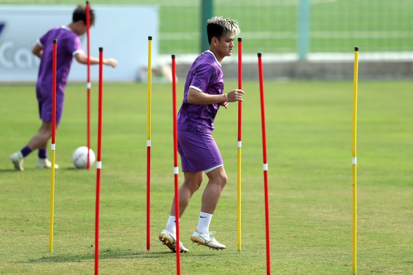 Bùi Tiến Dũng trở lại tập cùng tuyển Việt Nam, Quang Hải và Hồng Duy vắng mặt