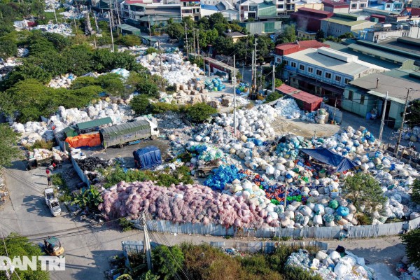 Cận cảnh đại công trường xay rác, người dân quanh năm "ăn nhựa, uống nilon"