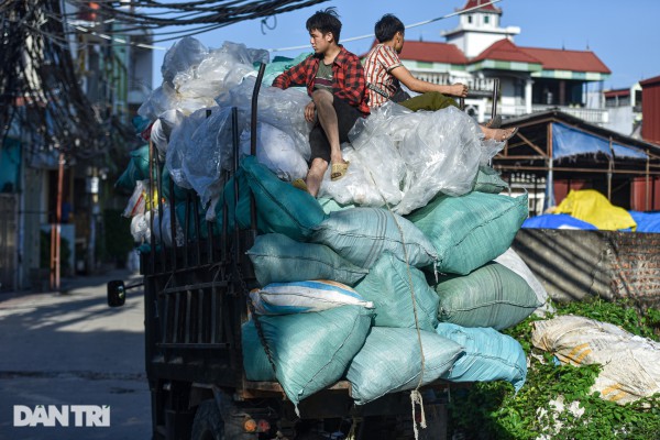 Cận cảnh đại công trường xay rác, người dân quanh năm "ăn nhựa, uống nilon"