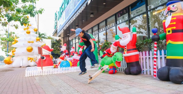 Cây thông khổng lồ độc lạ ở CBD Thủ Đức - Điạ điểm check-in hot của giới trẻ Sài Gòn dịp Giáng sinh này!